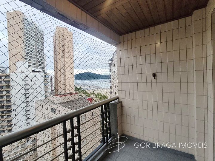 BELÍSSIMO APARTAMENTO, PRÉDIO FRENTE MAR E VISTA LIVRE