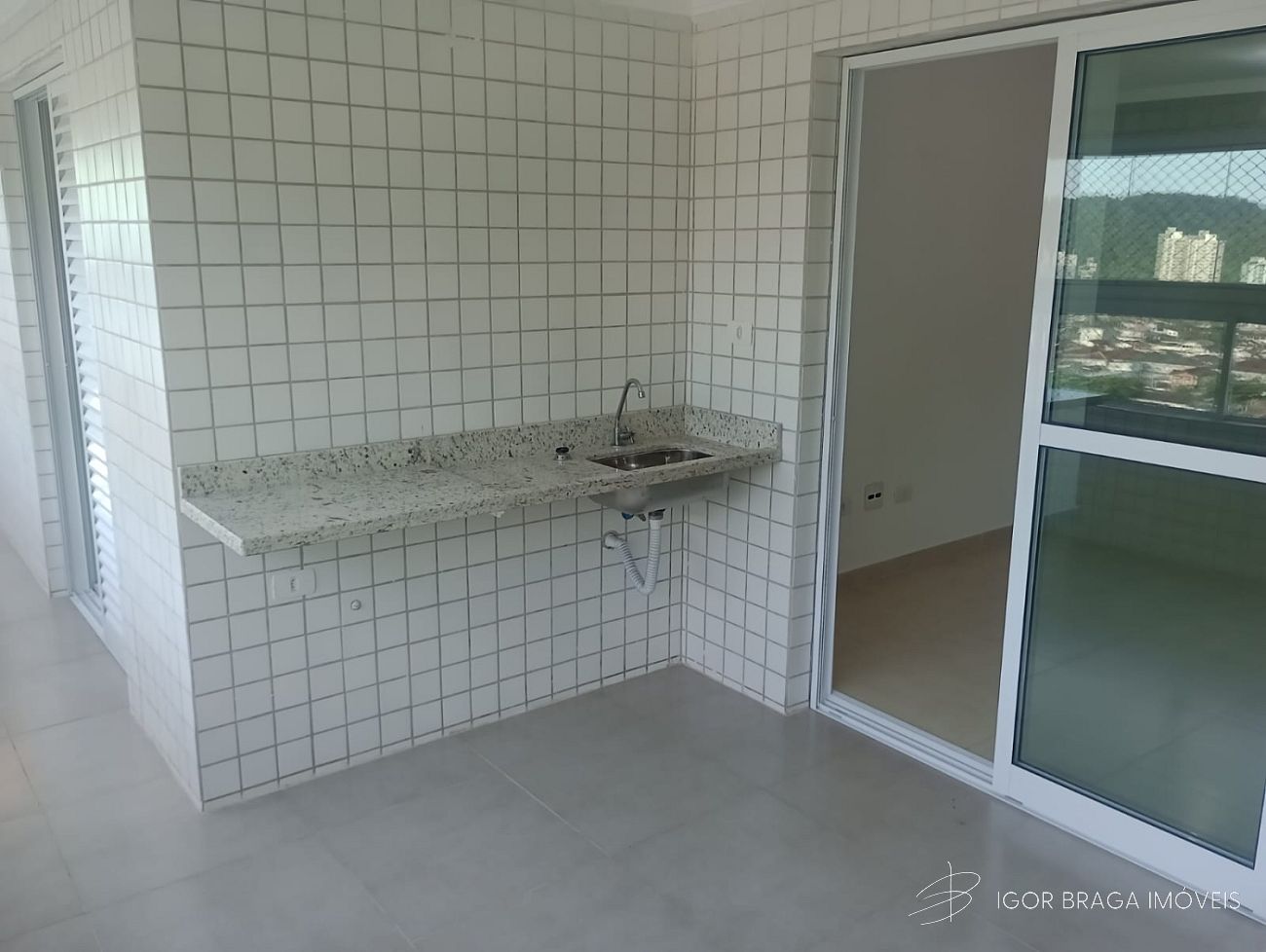BELÍSSIMO APARTAMENTO, À 800m DO MAR E LAZER COMPLETO