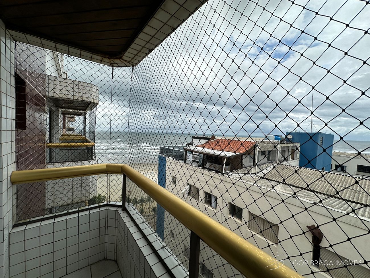 BELÍSSIMO APARTAMENTO, À 50m DO MAR E ÁREA DE LAZER