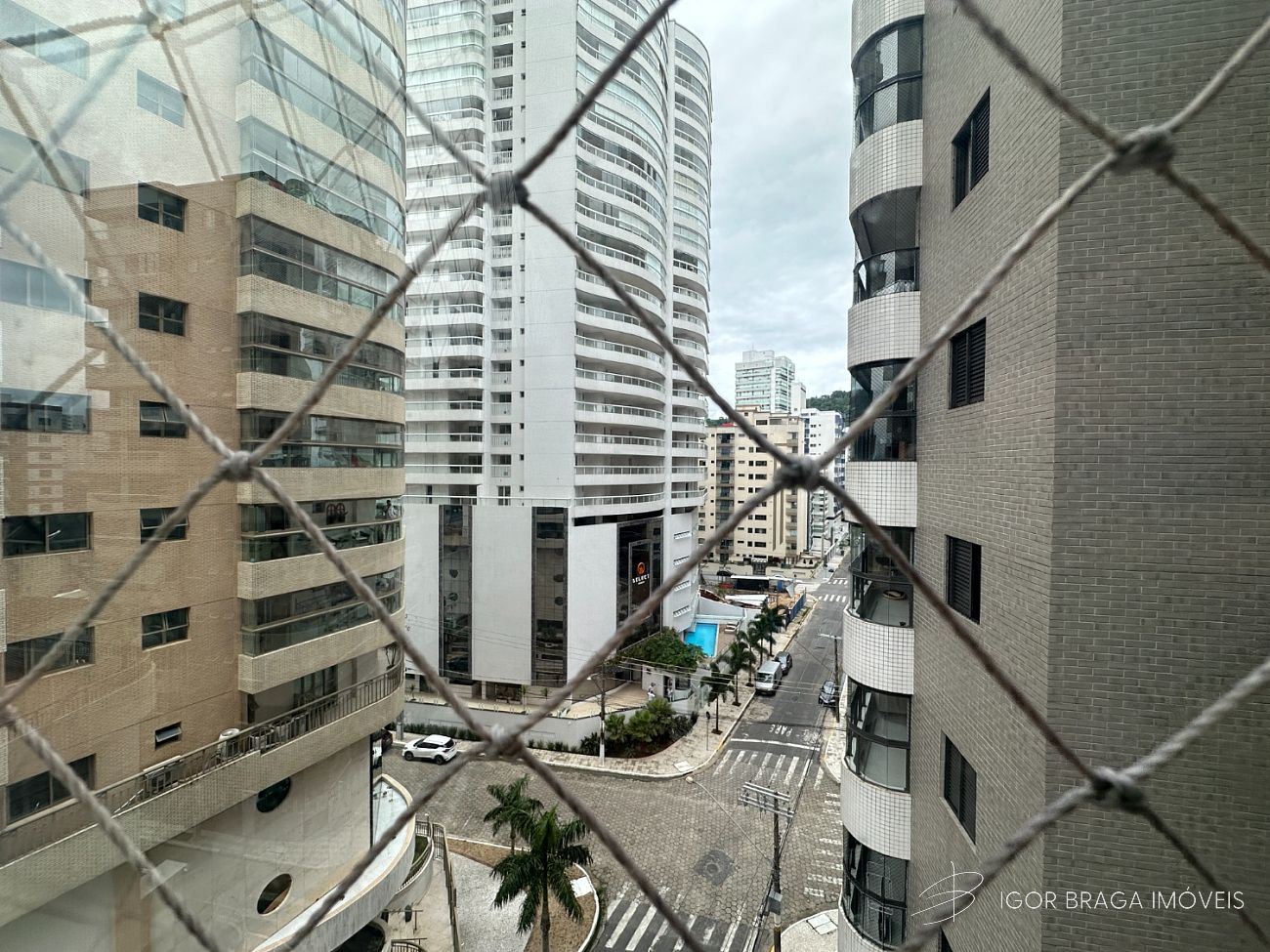 BELÌSSIMO APARTAMENTO, À 100M DO MAR E LAZER COMPLETO