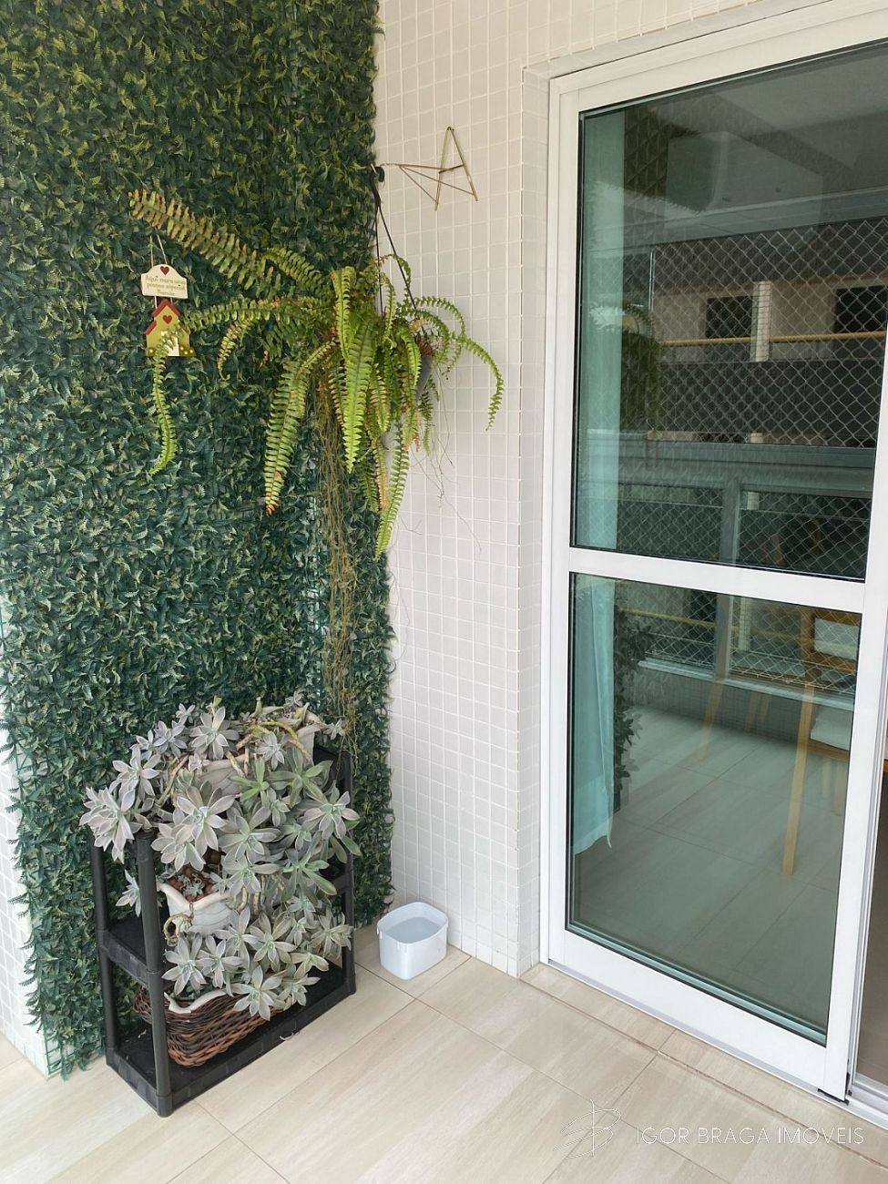 EXCELENTE APARTAMENTO, À 100m DO MAR E LAZER