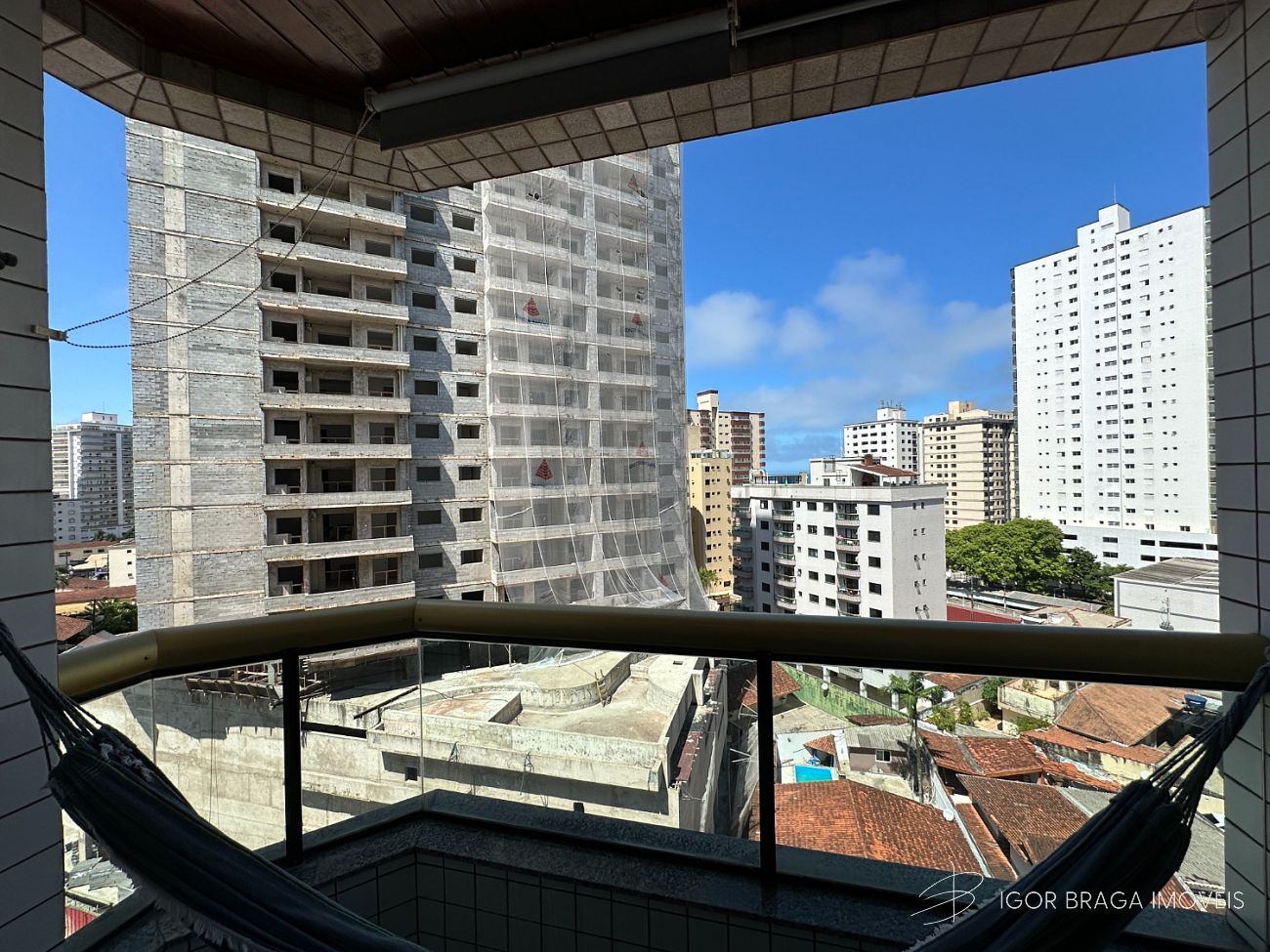 BELÍSSIMO APARTAMENTO, À 210m DO MAR E LAZER