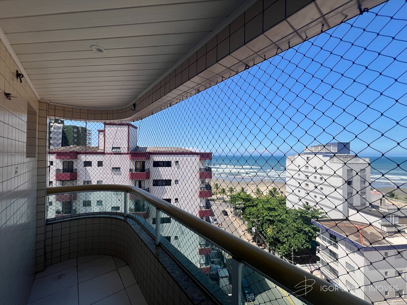 BELÍSSIMO APARTAMENTO, À 100M DO MAR E LAZER
