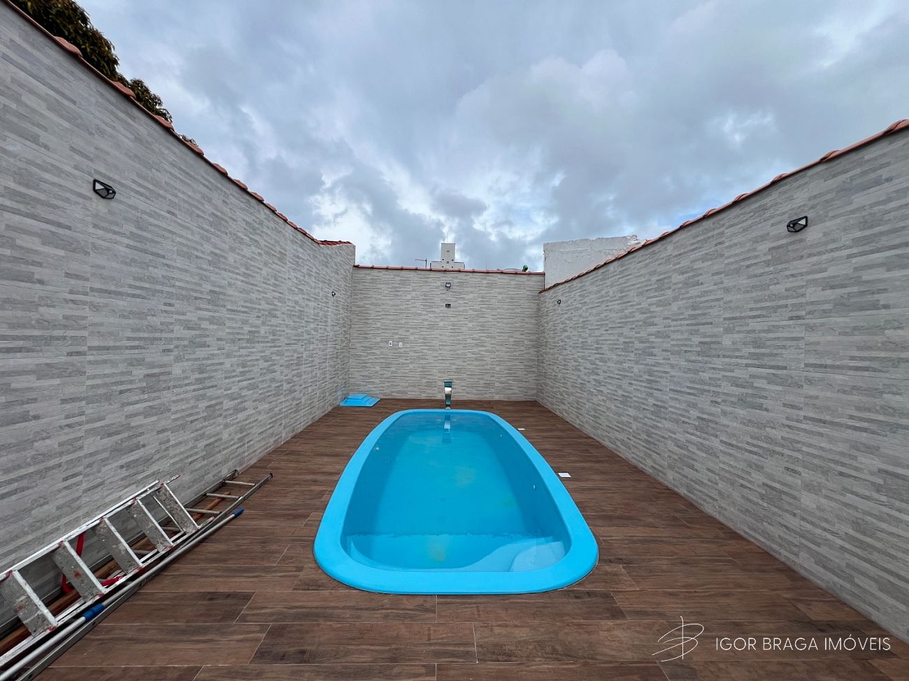 BELISSÍMA CASA COM PISCINA, ÁREA GOURMET E À 150m DO MAR