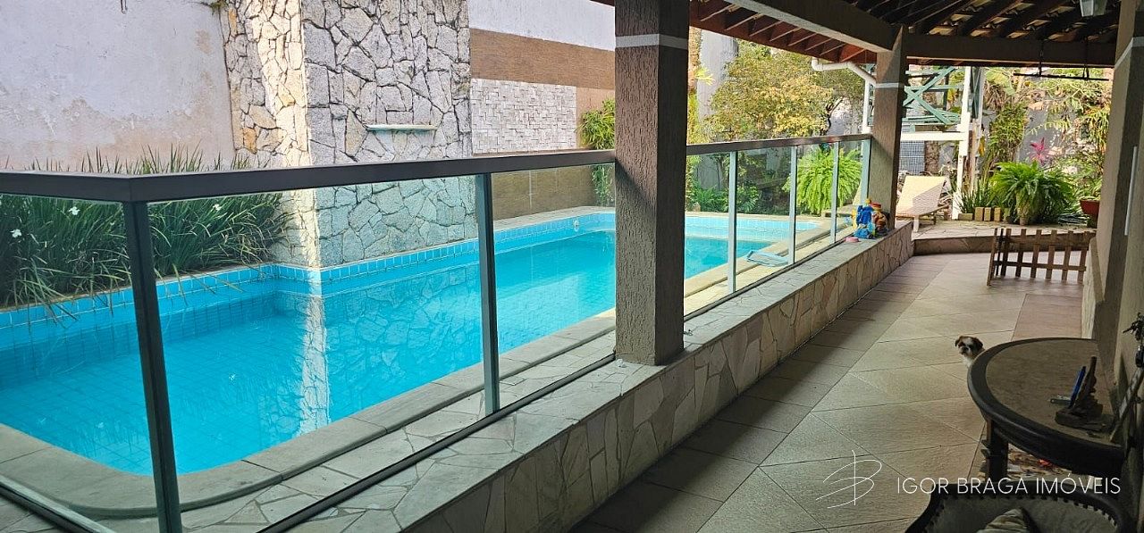 EXCELENTE CASA COM PISCINA, FINO ACABAMENTO, AMPLA E À 800m DO MAR