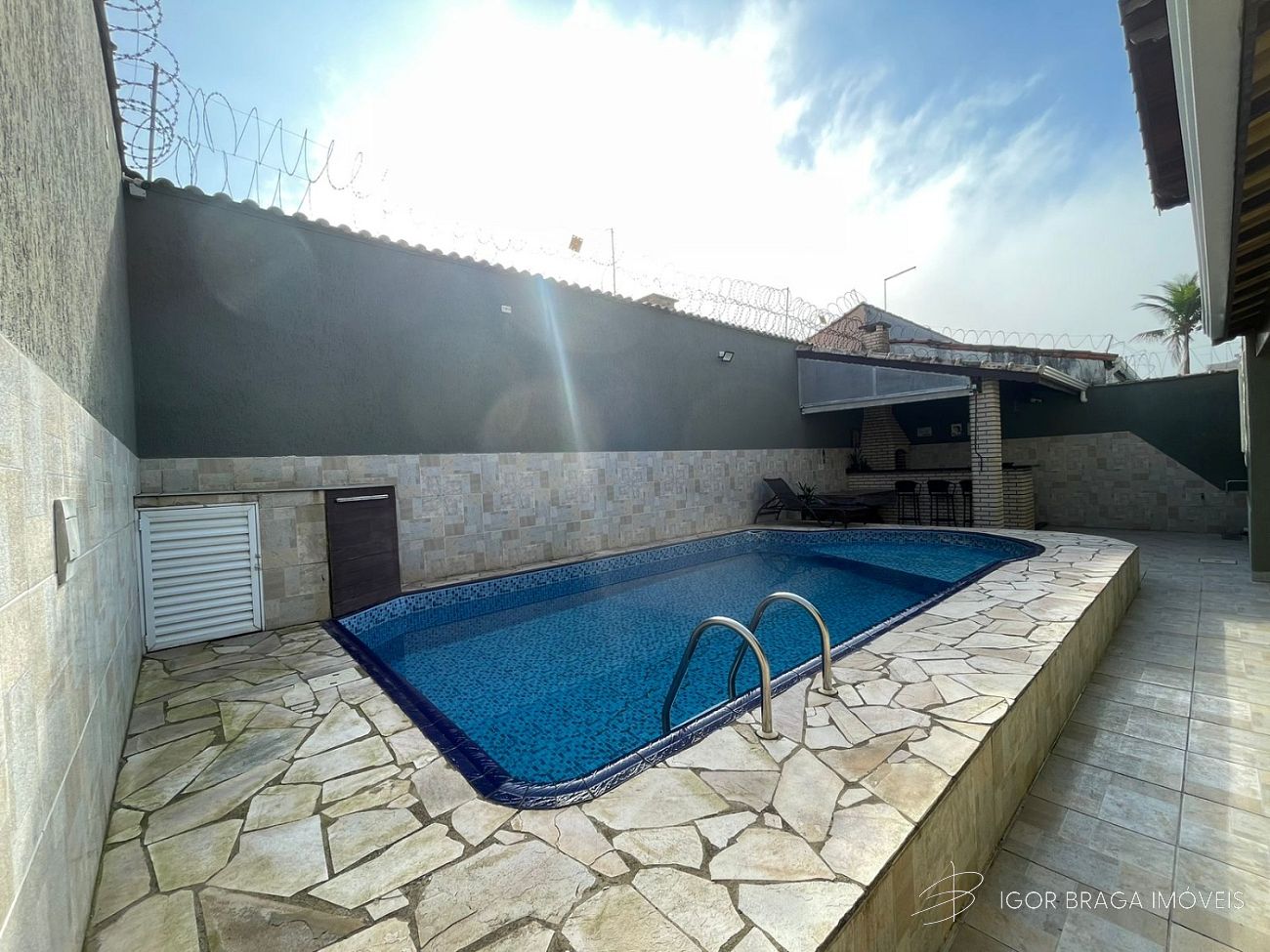 EXCELENTE CASA COM PISCINA, AMPLA E À 150M DO MAR
