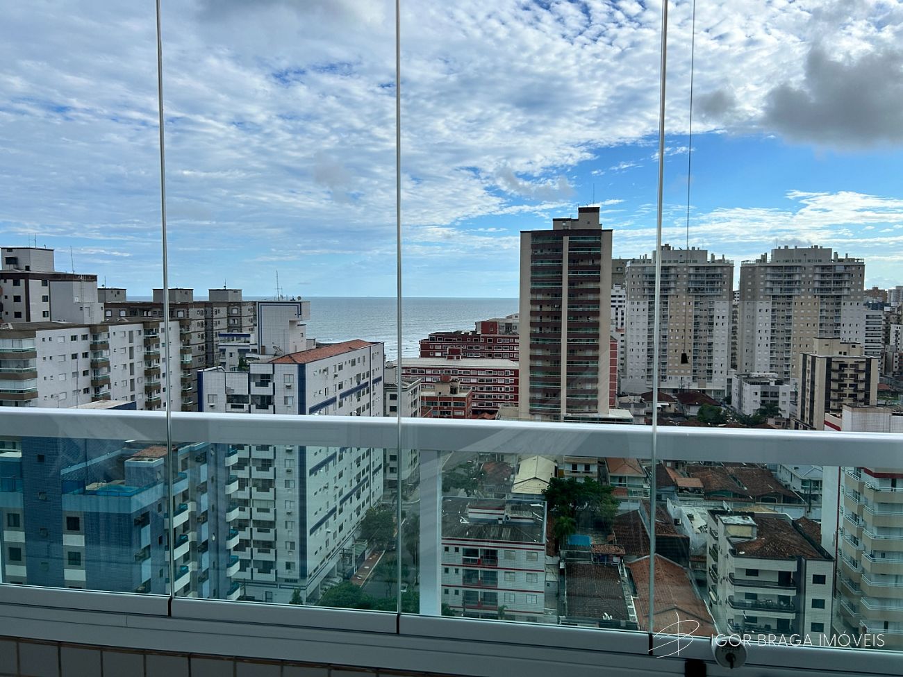 BELÍSSIMO APARTAMENTO, À 200m DO MAR E LAZER COMPLETO