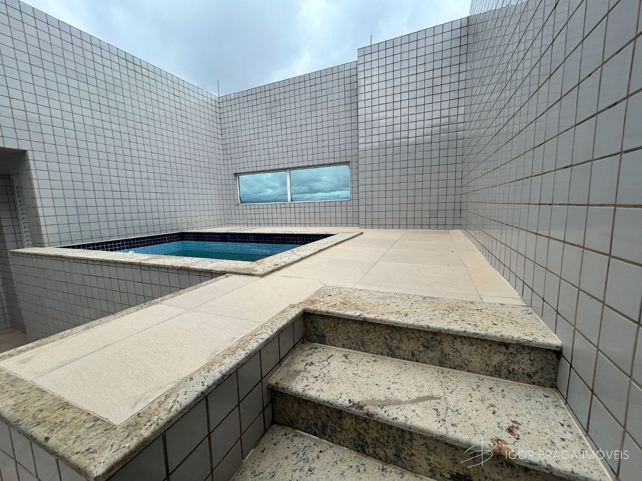 BELÍSSIMA COBERTURA, À 200m DO MAR E LAZER COMPLETO