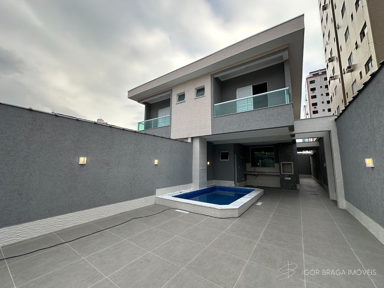 EXCELENTE CASA COM PISCINA, FINO ACABAMENTO E À 400M DO MAR