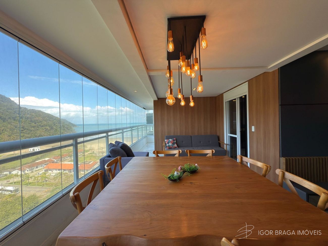 EXCELENTE APARTAMENTO, À 60M DO MAR E LAZER COMPLETO