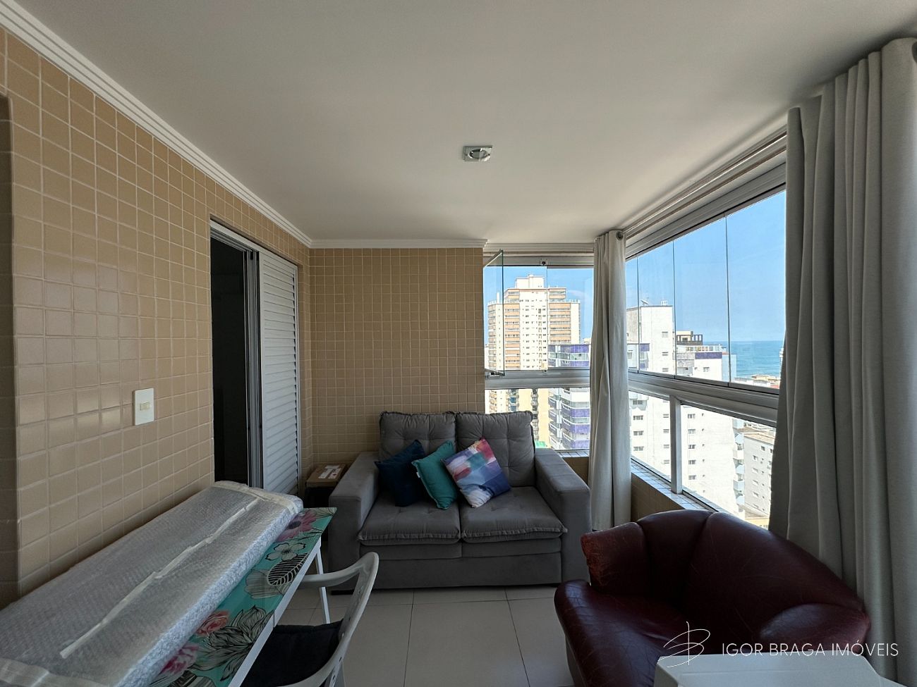 BELÍSSIMO APARTAMENTO, À 200m DO MAR E LAZER