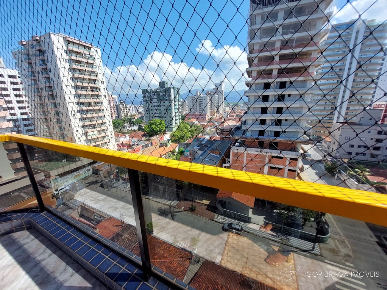 BELÍSSIMO APARTAMENTO, À 140M DO MAR E LAZER