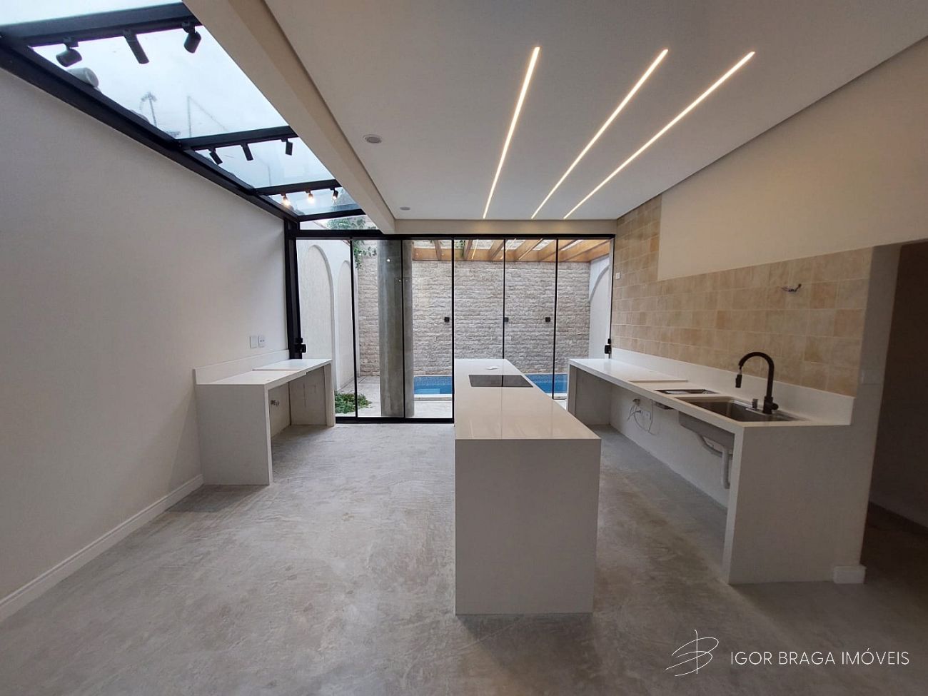 EXCELENTE CASA COM PISCINA, AMPLA E FINO ACABAMENTO