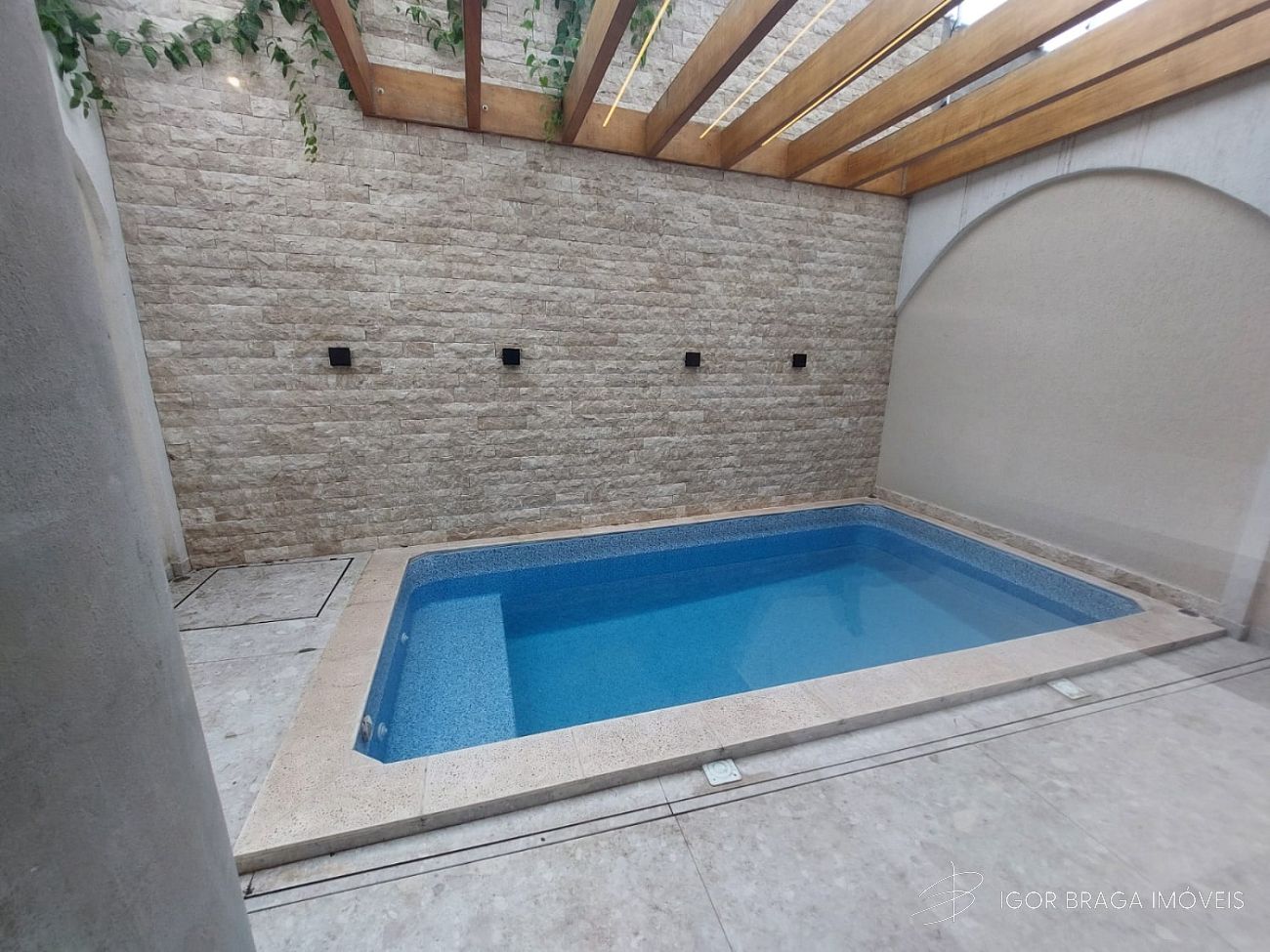 EXCELENTE CASA COM PISCINA, AMPLA E FINO ACABAMENTO