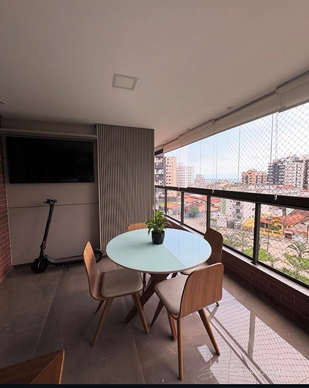 EXCELENTE APARTAMENTO, À 150m DO MAR E LAZER COMPLETO