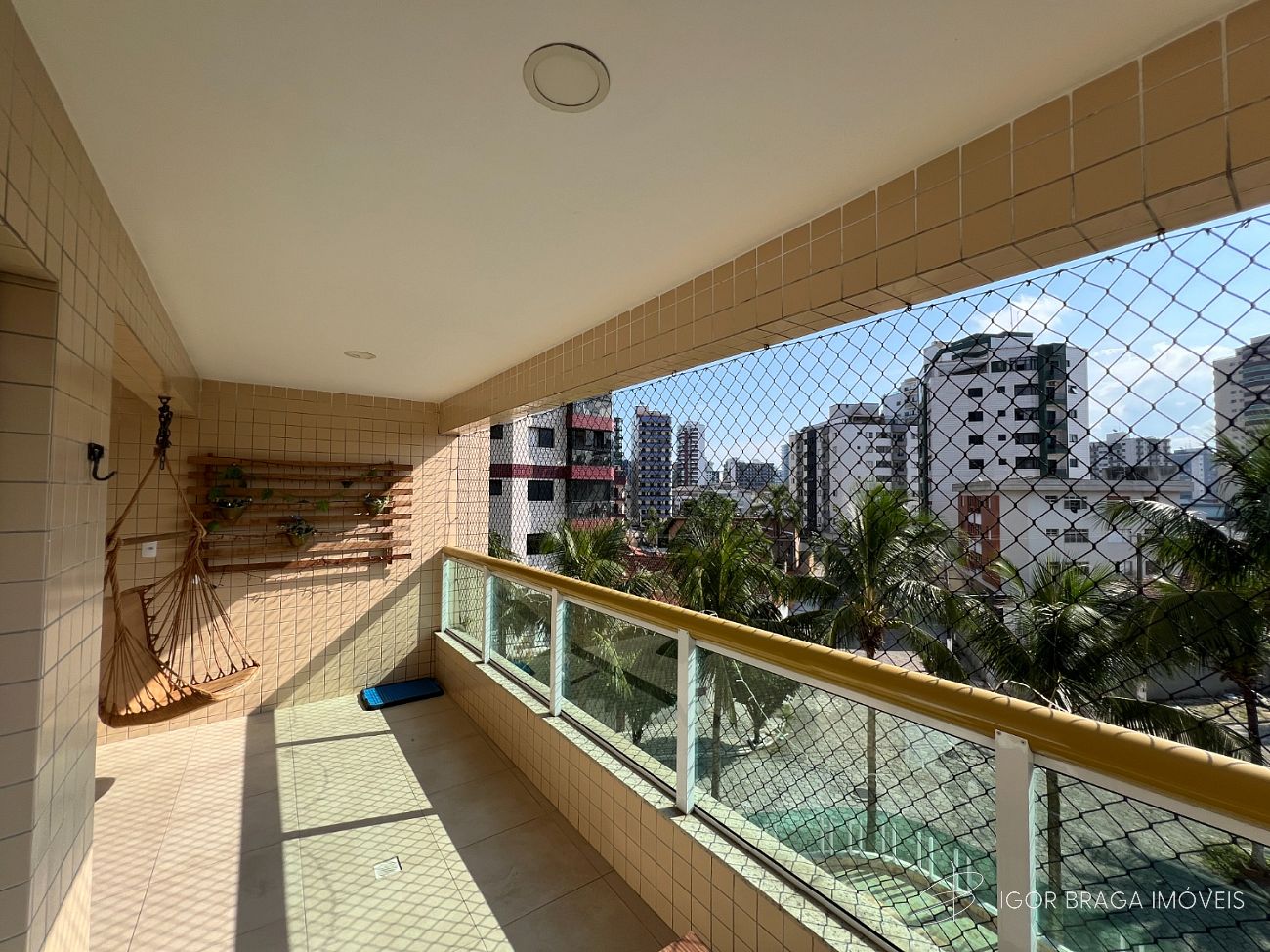 BELÍSSIMO APARTAMENTO, À 300m DO MAR E LAZER