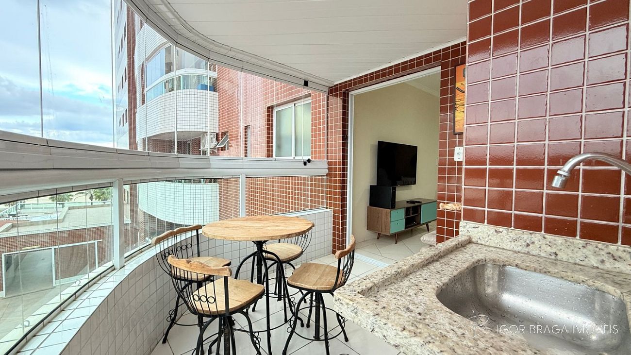 BELÍSSIMO APARTAMENTO, À 10m DO MAR E LAZER