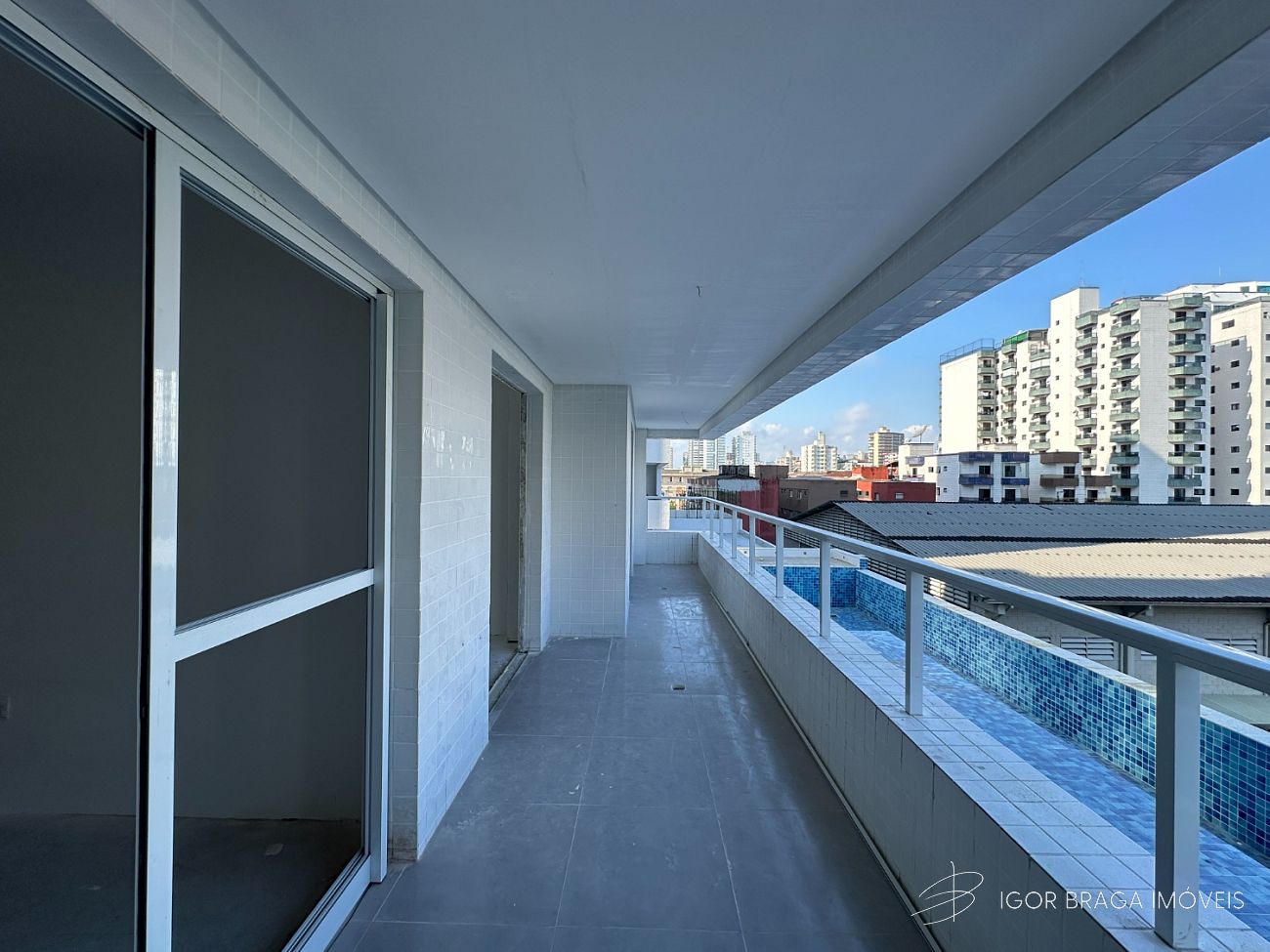 BELÍSSIMO LANÇAMENTO, À 100m DO MAR E LAZER COMPLETO