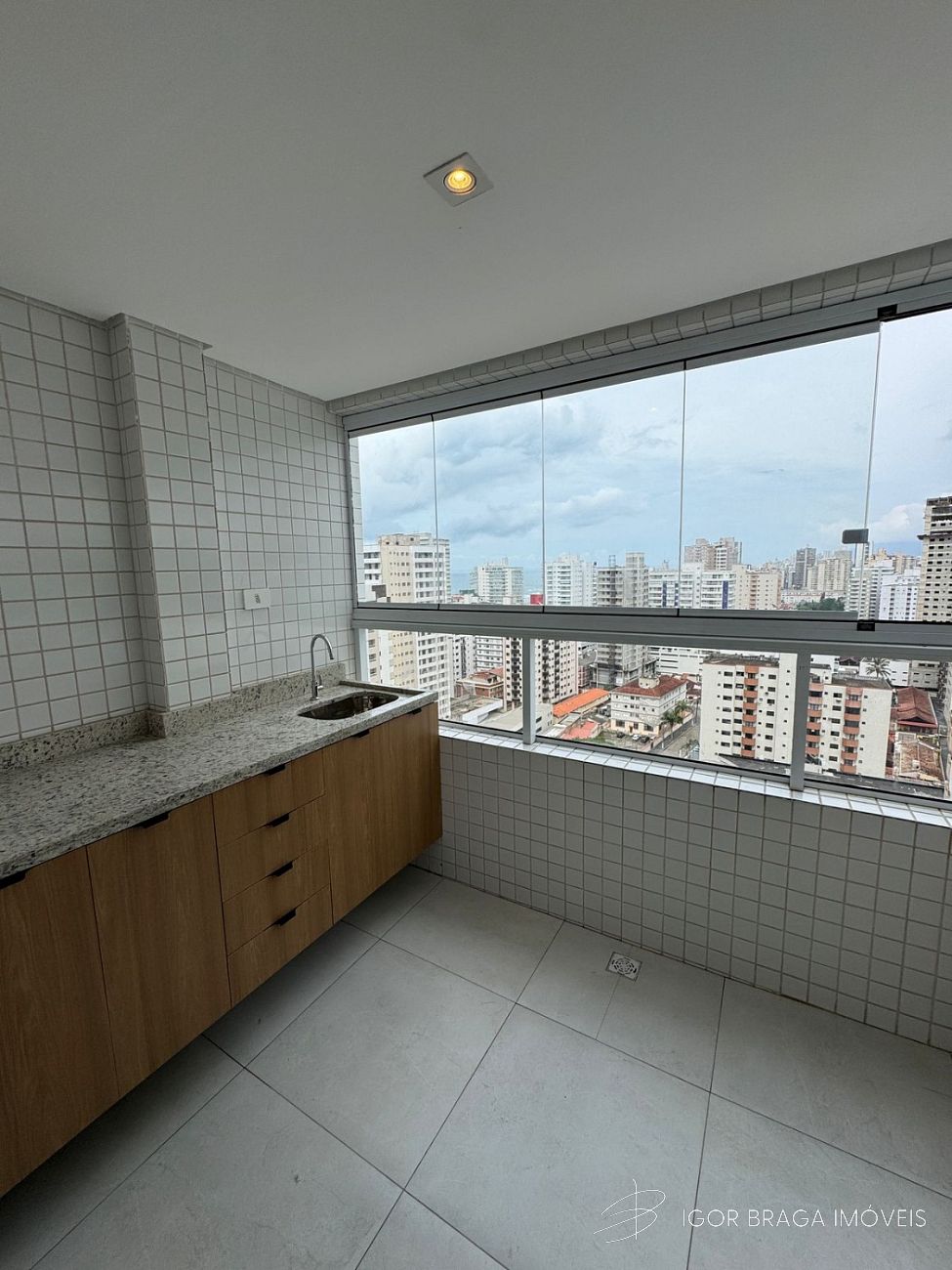 EXCELENTE APARTAMENTO, À 300M DO MAR E LAZER COMPLETO