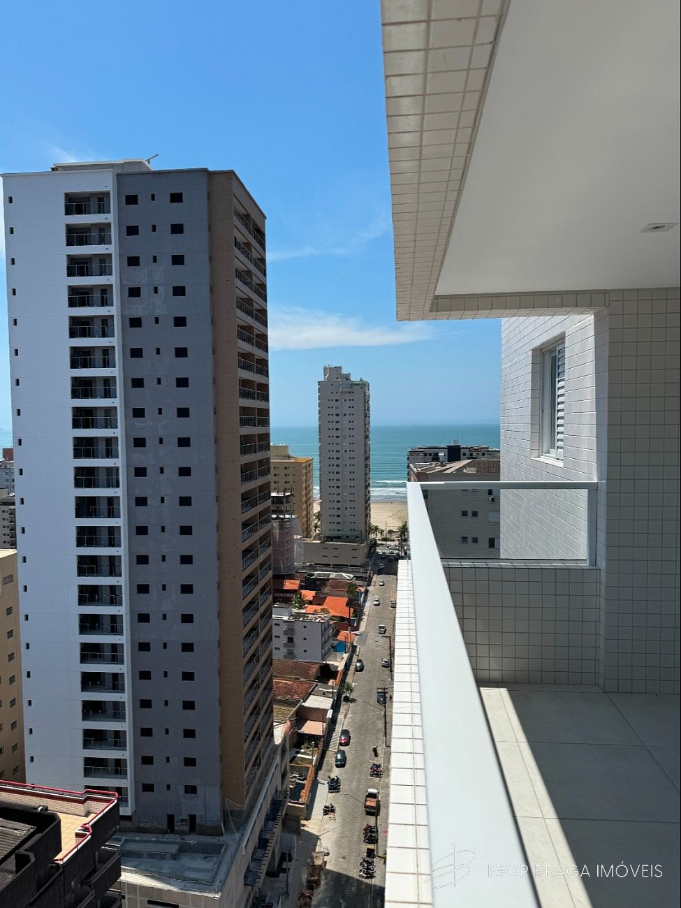 BELÍSSIMO APARTAMENTO, À 300M DO MAR E LAZER COMPLETO