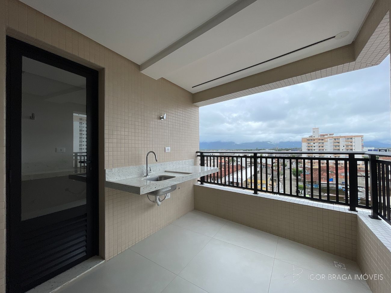 EXCELENTE APARTAMENTO, À 350m DO MAR E LAZER COMPLETO
