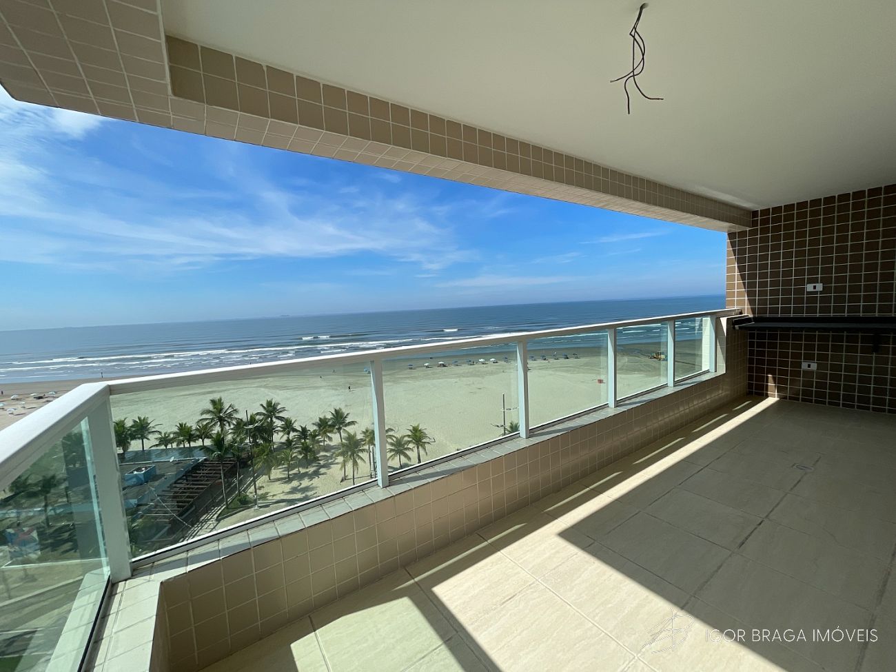 BELISSÍMO APARTAMENTO, À 50m DO MAR E LAZER COMPLETO