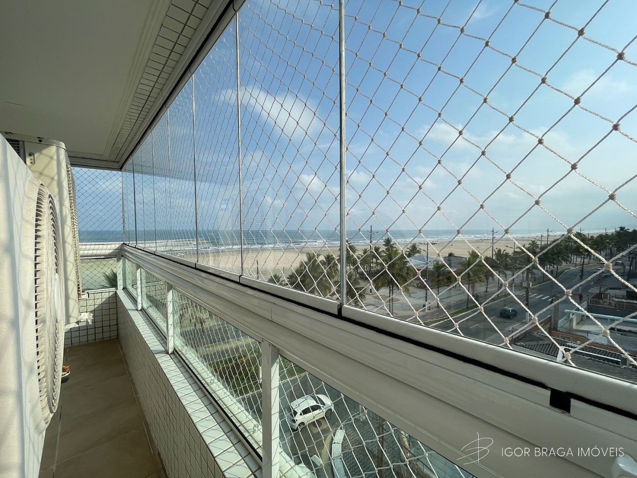 BELÍSSIMO APARTAMENTO, À 50m DO MAR E LAZER COMPLETO