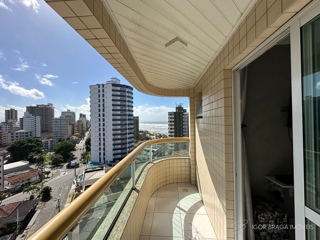 BELÍSSIMO APARTAMENTO, À 100M DO MAR E LAZER