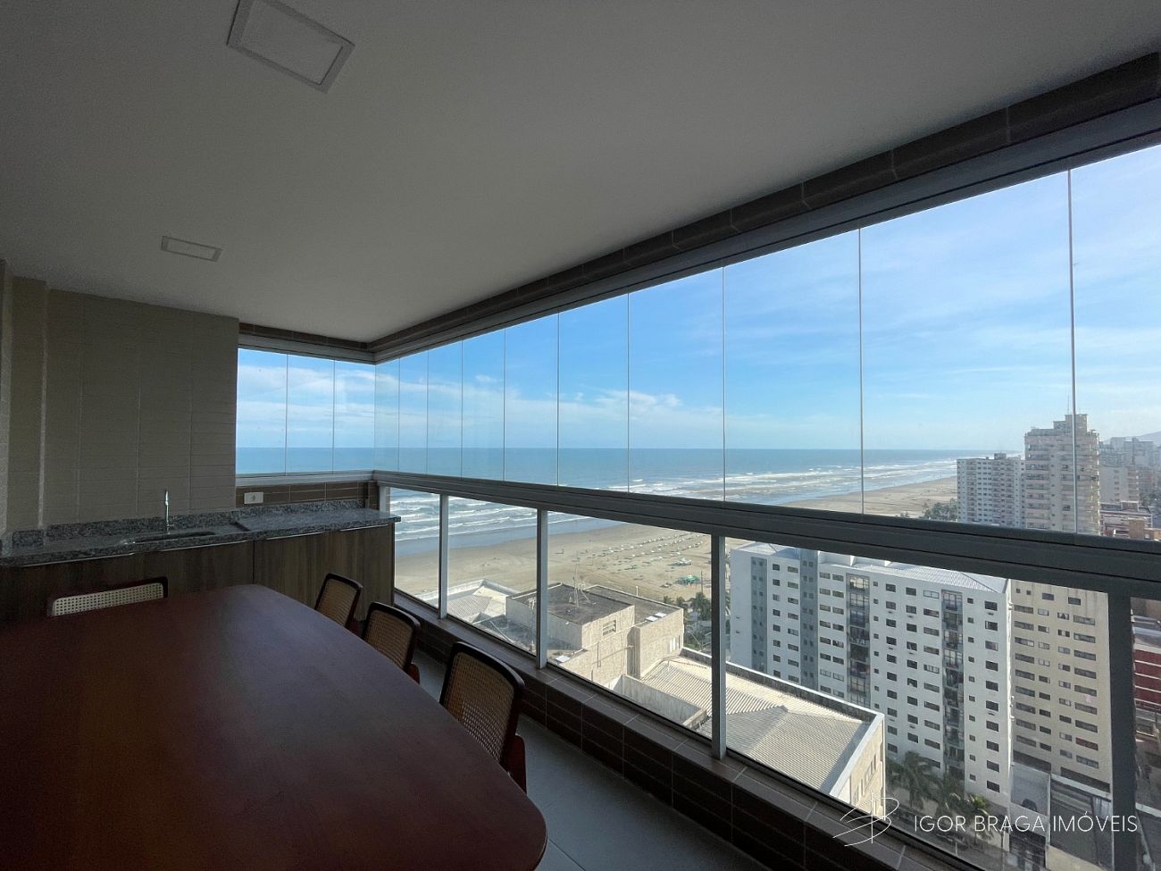 BELÍSSIMO APARTAMENTO, À 50m DO MAR E LAZER COMPLETO