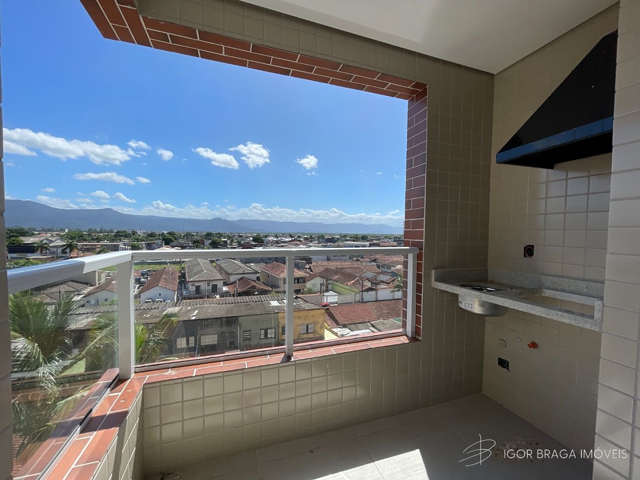 BELÍSSIMO APARTAMENTO, À 500m DO MAR E LAZER COMPLETO