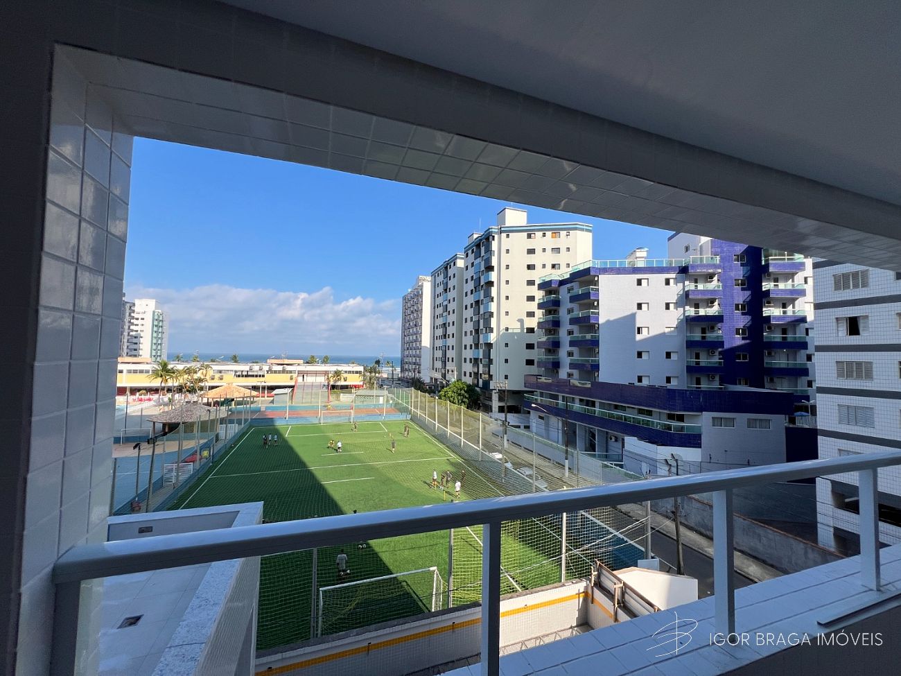 BELÍSSIMO LANÇAMENTO, À 100m DO MAR E LAZER COMPLETO