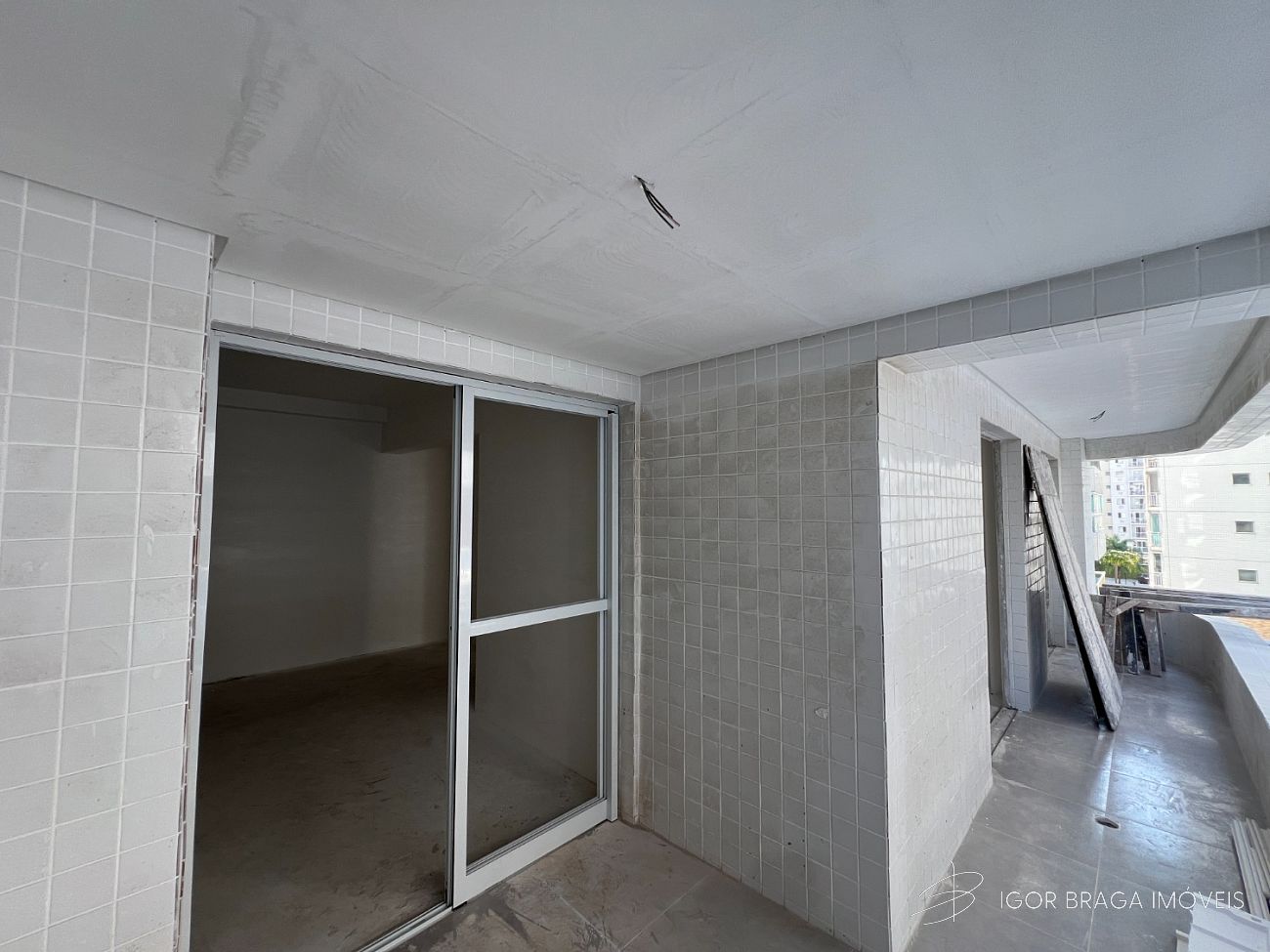 BELÍSSIMO LANÇAMENTO, À 100m DO MAR E LAZER COMPLETO