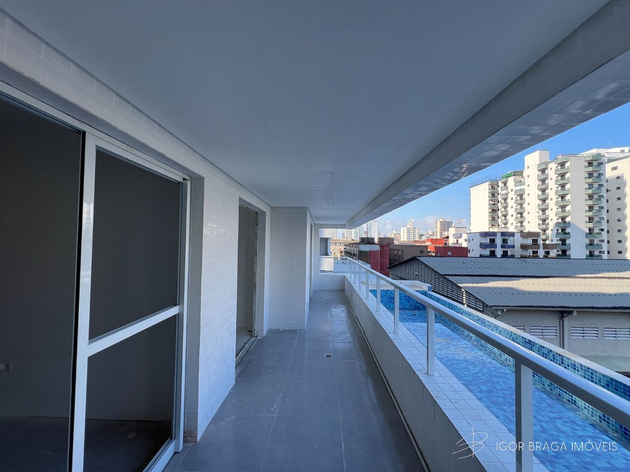 BELÍSSIMO LANÇAMENTO, À 100m DO MAR E LAZER COMPLETO