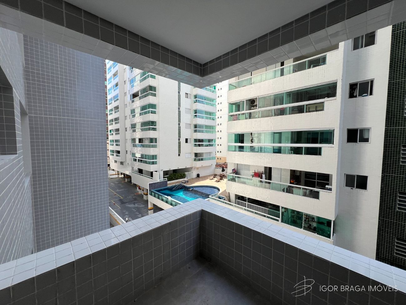 BELÍSSIMO LANÇAMENTO, À 100m DO MAR E LAZER COMPLETO