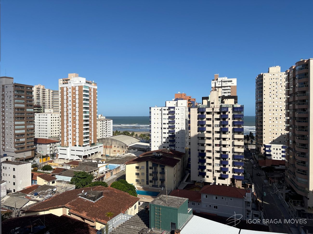 BELÍSSIMO APARTAMENTO, À 450m DO MAR E LAZER COMPLETO