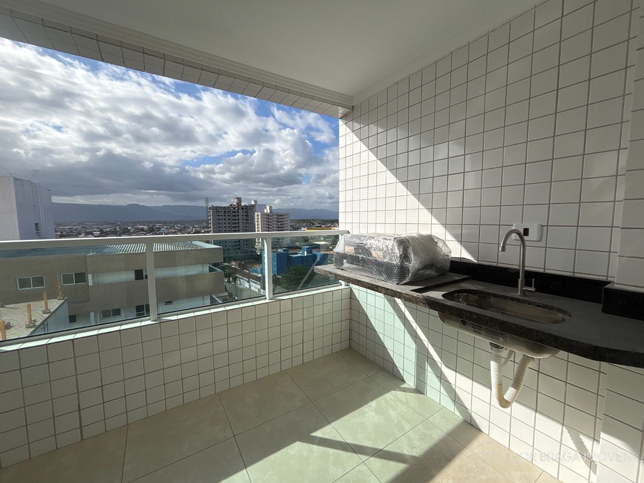 BELÍSSIMO APARTAMENTO, À 290m DO MAR E LAZER COMPLETO