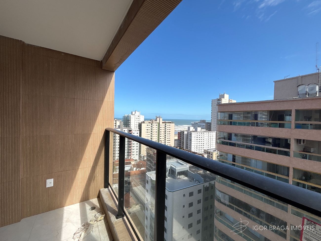 BELÍSSIMO APARTAMENTO, À 200M DO MAR E LAZER COMPLETO