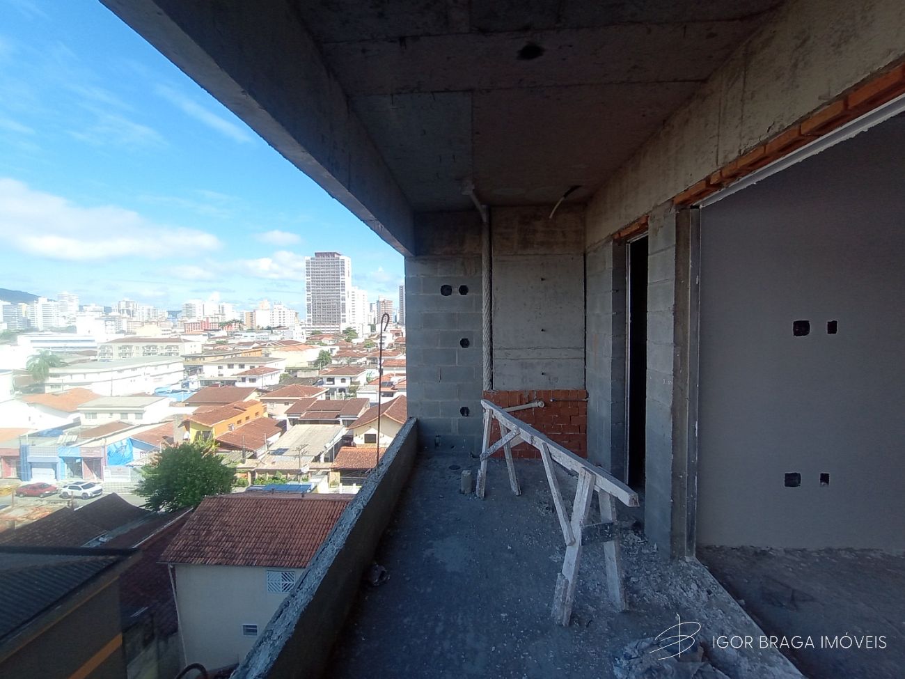 BELÍSSIMO APARTAMENTO, À 900M DO MAR E LAZER COMPLETO