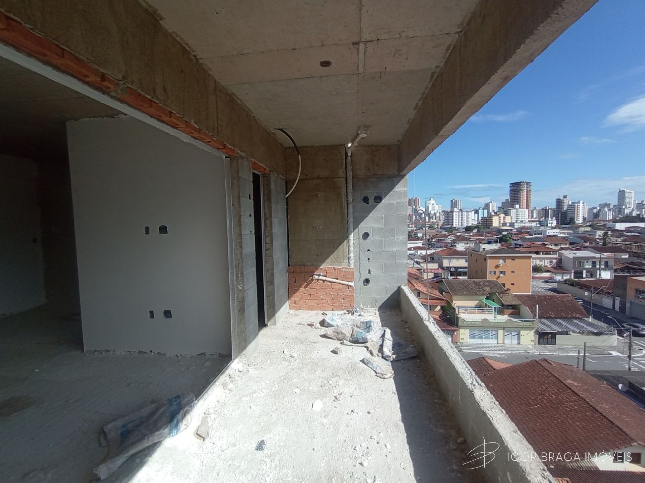 BELÍSSIMO APARTAMENTO, À 900M DO MAR E LAZER COMPLETO