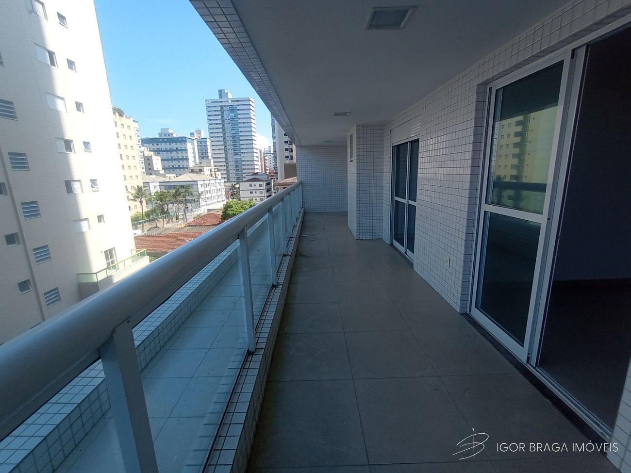 EXCELENTE APARTAMENTO, À 150m DO MAR E LAZER COMPLETO