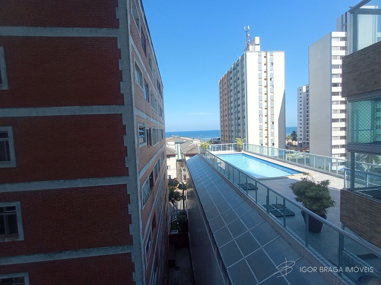 BELÍSSIMO APARTAMENTO, À 150m DO MAR E LAZER COMPLETO