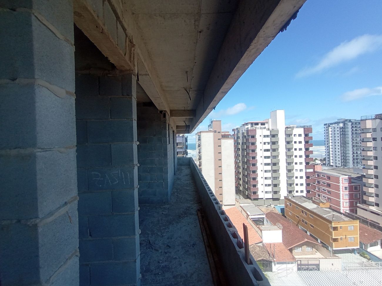 BELÍSSIMO APARTAMENTO, À 150m DO MAR E LAZER