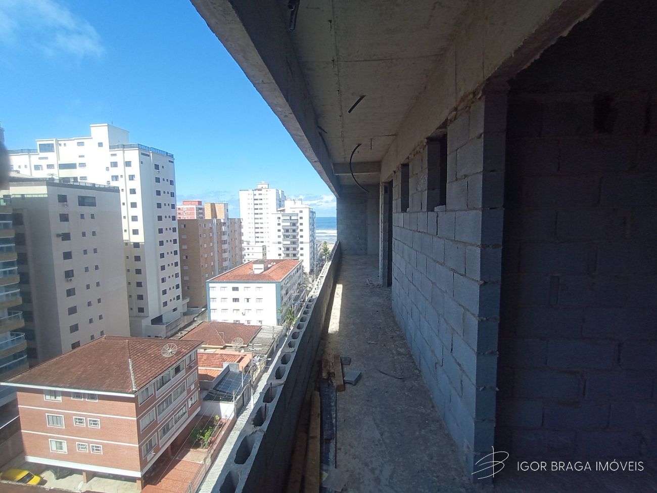 BELÍSSIMO APARTAMENTO, À 150m DO MAR E LAZER