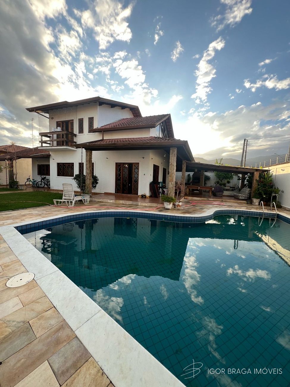 BELÍSSIMA CASA COM PISCINA À 170m DO MAR