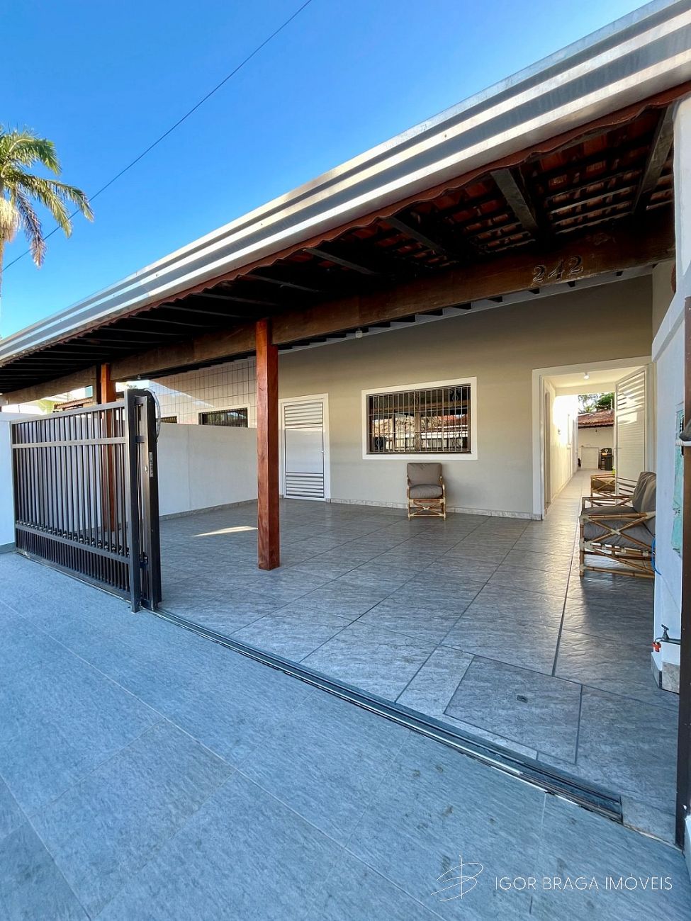 BELÍSSIMA CASA AMPLA COM ÁREA GOURMET À 200M DO MAR