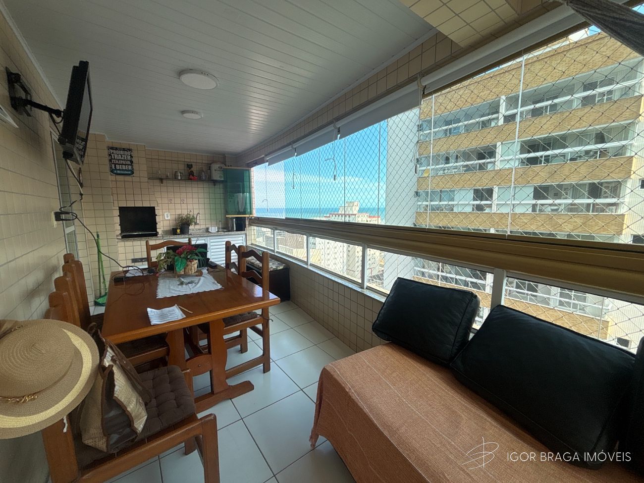 BELÍSSIMO APARTAMENTO, FINO ACABAMENTO À 100M DO MAR