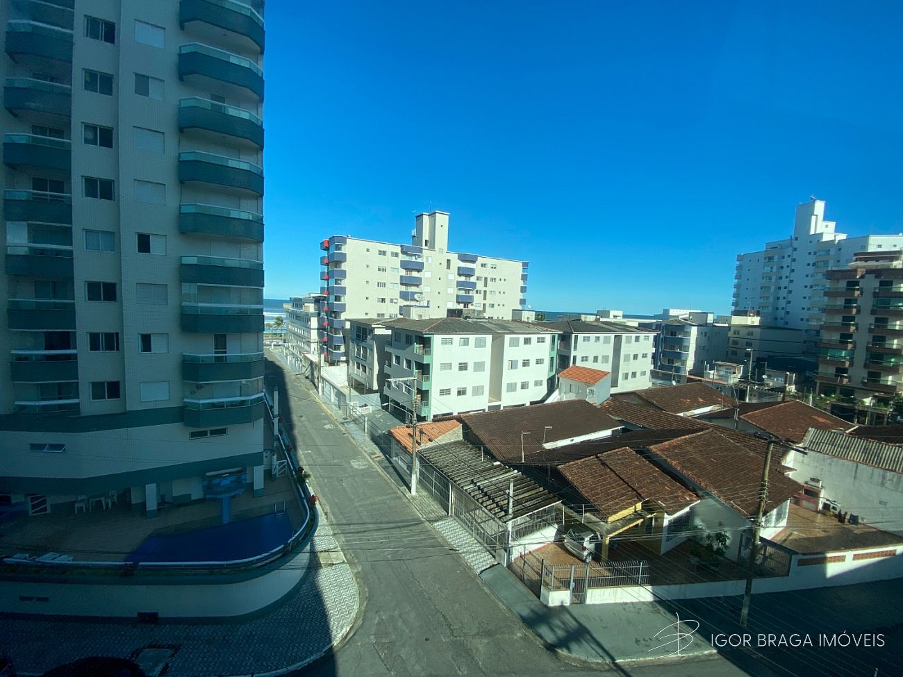 BELÍSSIMO APARTAMENTO, À 80m DO MAR E LAZER COMPLETO