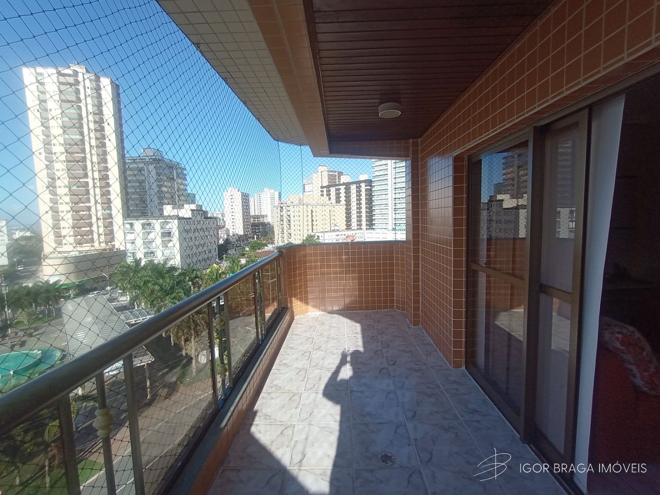 BELÍSSIMO APARTAMENTO, LAZER E À 300m DO MAR