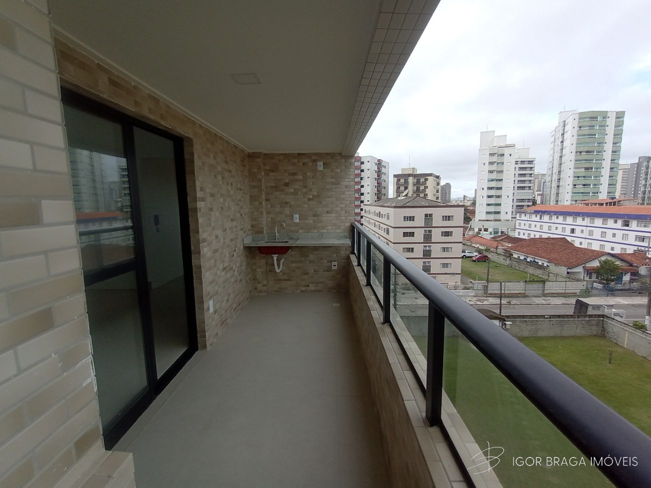 BELÍSSIMO APARTAMENTO, LAZER COMPLETO E À 150M DO MAR