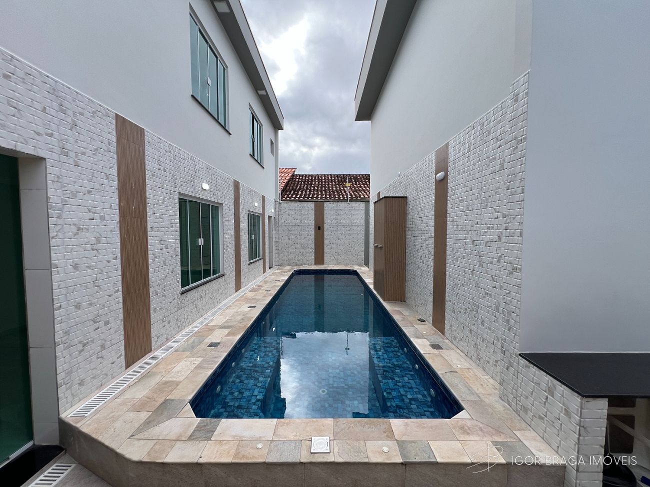 BELÍSSIMO SOBRADO, ALTO PADRÃO À 550M DO MAR